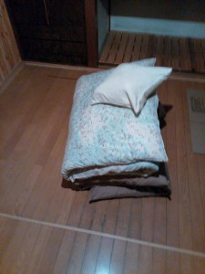 布団処分　東京都　国立市　谷保　布団回収　テーブル処分　テーブル回収　遺品整理　引越し見積もり　不用品回収買取　家電買取　家具買取